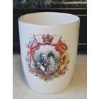 Коронационный стакан к Коронации Короля Георга V и королевы Марии, Великобритания, 22 июня 1911 года. Высота 10 см. Объем 300 мл. Следы бытования. Маленький скольчик.