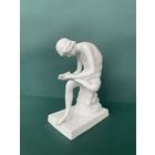 Статуэтка "Мальчик вытягивающий занозу" бисквит, Германия.