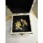 Шкатулка с брошами