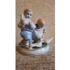 Статуэтка фарфоровая "Дети кормят голубей". ЗХК ПОЛОННОЕ
