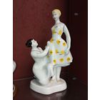 Девушка на примерке. состояние . фарфоровая статуэтка с рубля