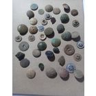 Старые пуговицы из земли разные