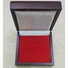 Футляр для монет универсальный деревянный с ложементом 80х80 мм