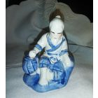 Фарфоровая статуэтка Китайский рыбак 1. 8х6 см. Кобальт, позолота, ручная роспись.