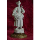 Статуэтка фарфоровая  19 см (  целая )