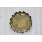 Декоративная, латунная тарелка в виде цветка.