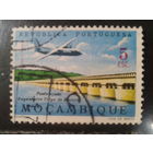 Мозамбик, колония Португалии, 1962. Самолет над мостом