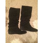 Сапоги Dior на 38 р. Оригинал. Натуральная качественная замша. Сапоги очень классные и стильные. Есть дефект (потертость на пятке), которая образовалась при вождении машины. В глаза не бросае