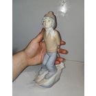 Статуэтка лыжница, фарфор Испания.