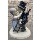 Фарфоровая статуэтка "Кухарка и трубочист" ГДР, Metzler & Ortloff, середина 20 века. Высота: 16 см, размер основания: 12 х 9 см.