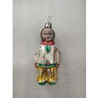 Ёлочная игрушка мальчик в шарфе.