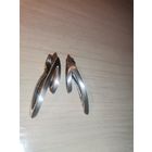 Металлические серьги с двумя неразборчивыми клеймами.