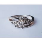 Кольцо серебро,  вес 3,3 гр. Размер 16. Кристаллы.