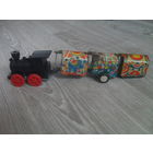 Заводной паровозик и вагоны.