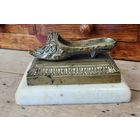 Туфля бронзовая на каменном основании