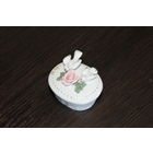 Фарфоровая шкатулка, выполнена в винтажном стиле, имитирующего плетение корзины и съемной крышки.