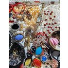 Большой лот винтажной бижутерии. Броши, бусы и много разных украшений. Что-то есть в ремонт. Торги с рубля.