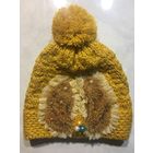 Шапка с бубоном с аппликацией горчичная 57-58
