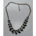 Ожерелье с тёмными кристаллами на цепочке. Длина с цепочкой 46 см. БУ. Металл.