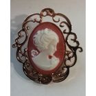 Миниатюрная винтажная брошь Камея. 3,5х3,8 см. Англия. Целлулоид. Металл золотого тона.