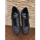 Кроссовки Cruyff на 40 размер, синий насыщенный цвет. По стельке примерно 25,5-26 см, состояние новых. Надела один раз, все же большие мне.  Кроссовки Cruyff Classics - это стильная и оригинальная обу