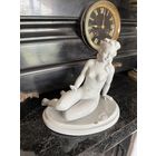 Старинная статуэтка девушка