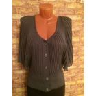 Интересная блуза летучая мышь на 44-48 размер. Тонкий трикотаж, красивый серый цвет. Очень классно сморится на фигуре.