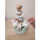 Статуэтка ссср, девочка кормит кур, Минск, с дефектами,