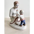 СТАТУЭТКА ФАРФОРОВАЯ " ПЕРВЫЕ ШАГИ ". 15*14*8 СМ. ПОЛОННОЕ. СМ.ФОТО, КЛЕЙМО И ОПИСАНИЕ.