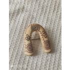 Брошка. Кость.