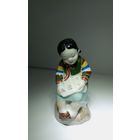 Винтаж: Статуэтка  девочка учится читать. Корея.