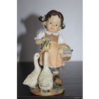 Статуэтка "Девочка с гусями", высота 15,5 см, дефектов не обнаружено, есть клеймо.