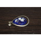 Металлическая подвеска с фарфоровой вставкой.