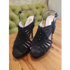 Стильные босоножки из замши на 35 размер. Высота каблука 9,5 см. Хороший устойчивый каблук. Б/у, состоянии б/у вещи. Не все стразики на местах, но в глаза не бросаются. Длина стельки 23 см.