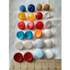 Пуговицы разные.