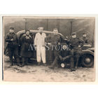 Группа солдат с поваром у автомобиля Buick. Мурманск, 1948 год.