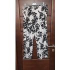 Легкие брючки M&S на 68-70 размер. Красивые, отлично сидят на фигурке. Длина 101 см, ПОбедер тянется 75-86 см, ПО по низу калошины 26 см. Состав 100% вискоза. Хорошее состояние, пару раз б/у.