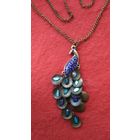 Стильная брошь на цепочке