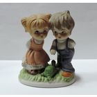 Статуэтка фарфоровая "Дети и черепашка" 80-е годы Европа. Высота 9.5 см.