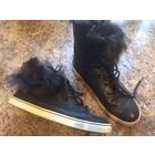 Фирменные угги UGG на 38-39 размер. Оригиналы. Черного цвета с натуральным мехом, которые можно носить как мехом наружу, так и поднимая вверх. Качественная натуральная кожа. Угги б/у, состояние нормал