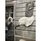 Фота Радзім Гарэцкі адкрывае мемарыяльнаю шыльду Максіму Гарэкаму