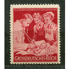 Врач осматривает ребенка. Благотворительное общество "Мать и дитя". Германия. Третий Рейх. 1944. Чистая