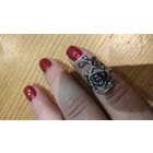 Красивое кольцо размер 17 см. Длина кольца 3,3 см, красивая роза черного цвета, кольцо по цвету очень напоминает серебро. Сделано из металла.