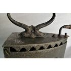 Чугунный утюг с  морскими рыбами. Размер N-3.