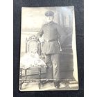 Фотооткрытка 1 Мировая война / Немецкий солдат / китель образца 1915 года и брюки, полевая фуражка (Feldmutze), ремень с пряжкой и штык в ножнах