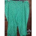 Красивые капри на 62-66 размер, хлопок. Фирма Bonmarche. Красивый зеленый цвет, очень легенькие отлично сидят на фигуре. Не пережимают, на талии есть резинка. Длина 83 см, ПОталии 55-59 см.