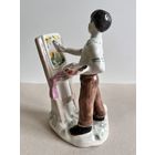 СТАТУЭТКА ФАРФОРОВАЯ "ЮНЫЙ ХУДОЖНИК. МАЛЬЧИК ПИШЕТ КАРТИНУ". 17*10*7 СМ. ЗХК ПОЛОННОЕ. РАННИЙ ВЫПУСК. СМ.ФОТО, КЛЕЙМО И ОПИСАНИЕ.