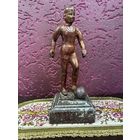 Старинная металлическая статуэтка . Футболист