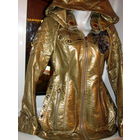 Стильная золотая курточка с нашивными украшениями