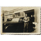 Немецкий водитель у автомобиля Opel Olympia Stabswagen 1938